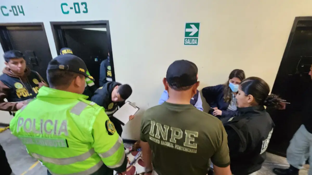 PNP incauta objetos prohibidos durante requisa en el penal de Cambio Puente en Chimbote