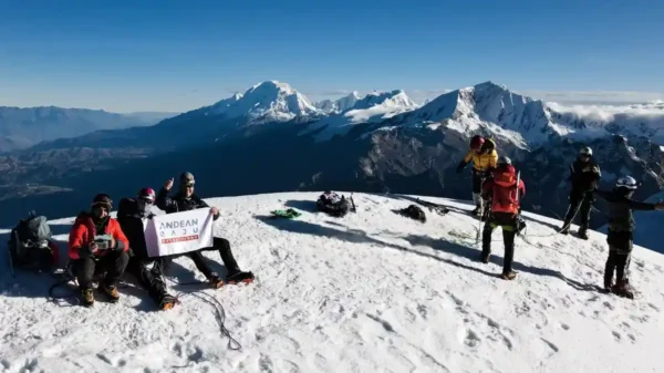 Retroceso glaciar suspende la escalada en la Cordillera Blanca por riesgo climático.
