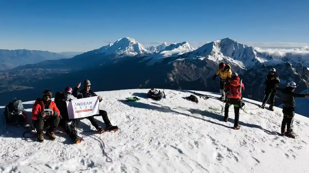 Retroceso glaciar suspende la escalada en la Cordillera Blanca por riesgo climático.