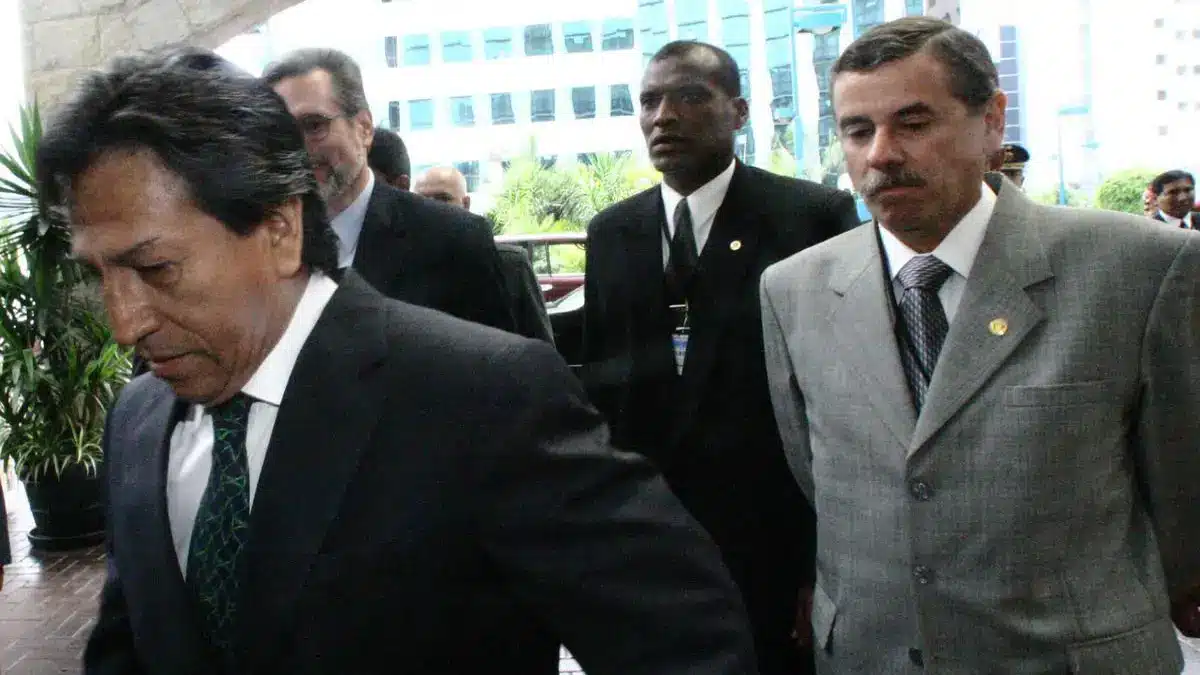 Fernando Rospigliosi junto al expresidente Alejandro Toledo.