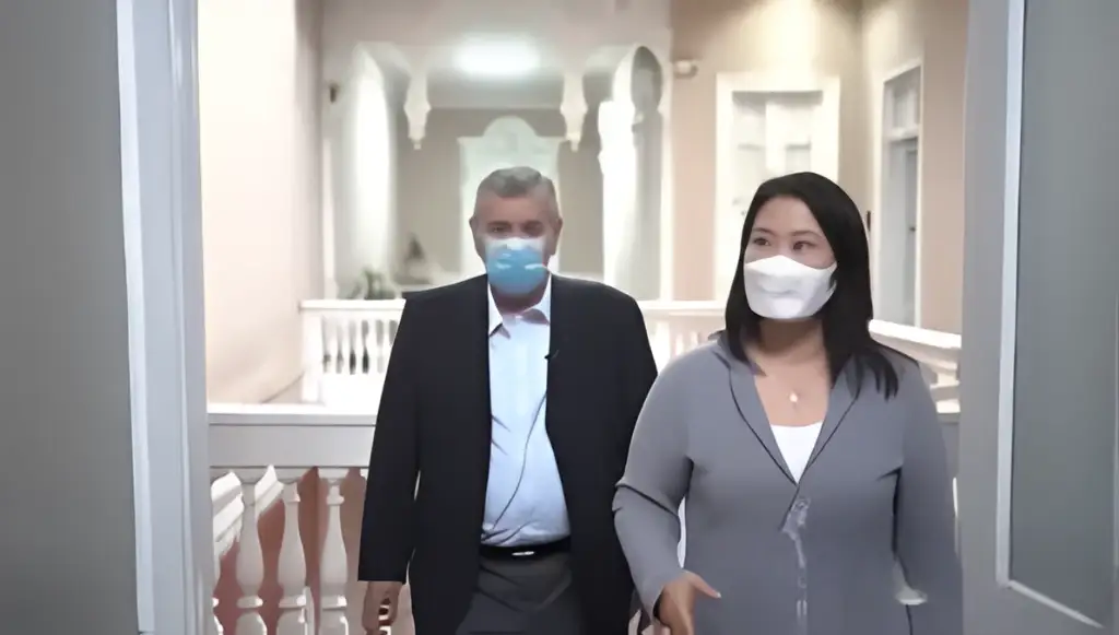 Fernando Rospigliosi junto a Keiko Fujimori, líder de Fuerza Popular.