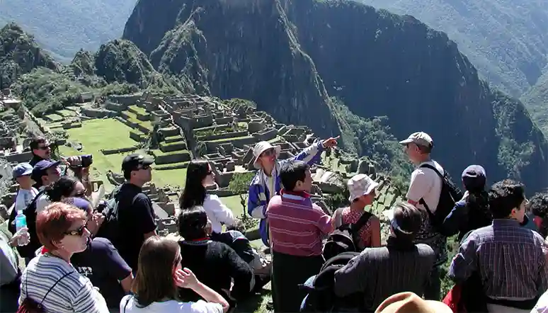 Turistas recorren Machu Picchu en medio de la crisis de gestión turística del santuario