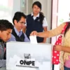 Ciudadana ejerciendo su voto en el proceso de elección de autoridades en el Perú