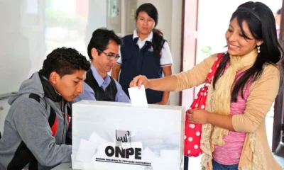 Ciudadana ejerciendo su voto en el proceso de elección de autoridades en el Perú