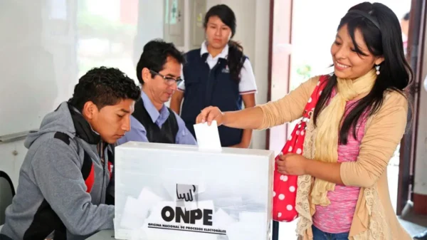 Ciudadana ejerciendo su voto en el proceso de elección de autoridades en el Perú
