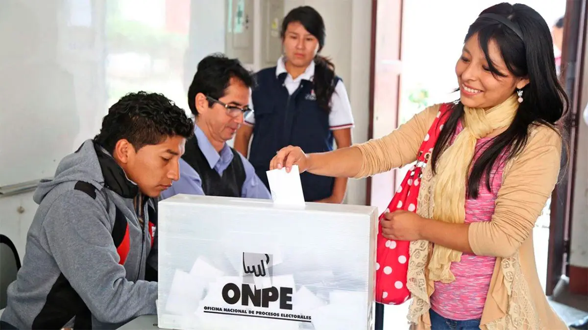 Ciudadana ejerciendo su voto en el proceso de elección de autoridades en el Perú