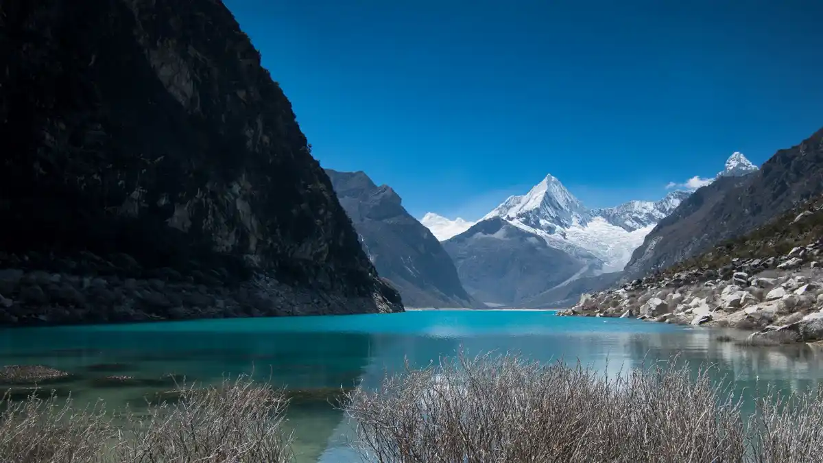 Vista panorámica de la Laguna Parón, la más extensa de la Cordillera Blanca, uno de los principales atractivos turísticos de Áncash.