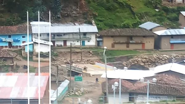 Vivienda construida en vía pública bloquea acceso a puente en Conchucos, Pallasca