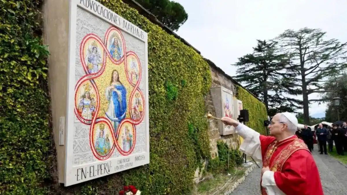 Papa León XIV bendice el mosaico de las Advocaciones Marianas del Perú en el Vaticano