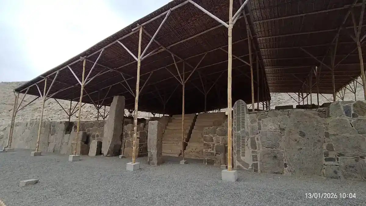 Templo ceremonial de Sechín arqueológico con relieves que representan poder, guerra y sacrificios en Áncash