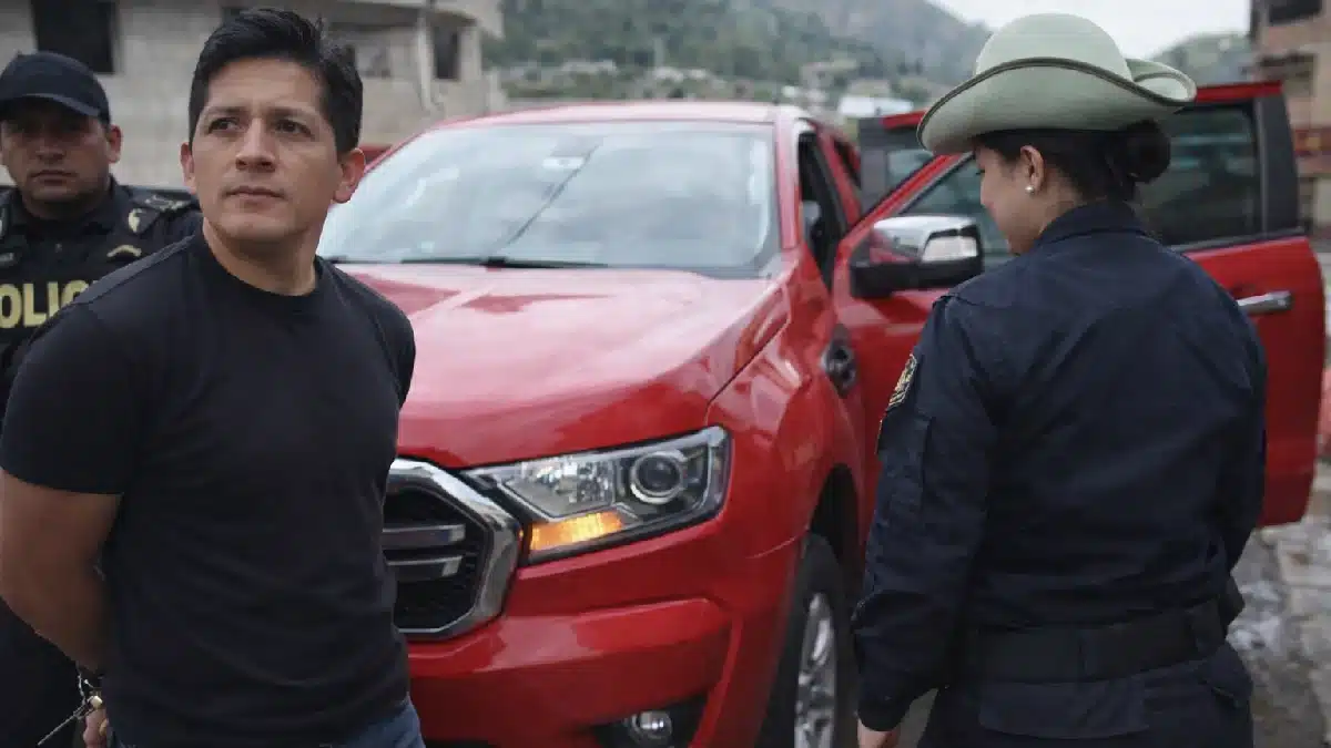 Detención del suboficial José Villafaña Arteaga junto a camioneta Ford Ranger roja vinculada a desaparición de agente en Huaraz