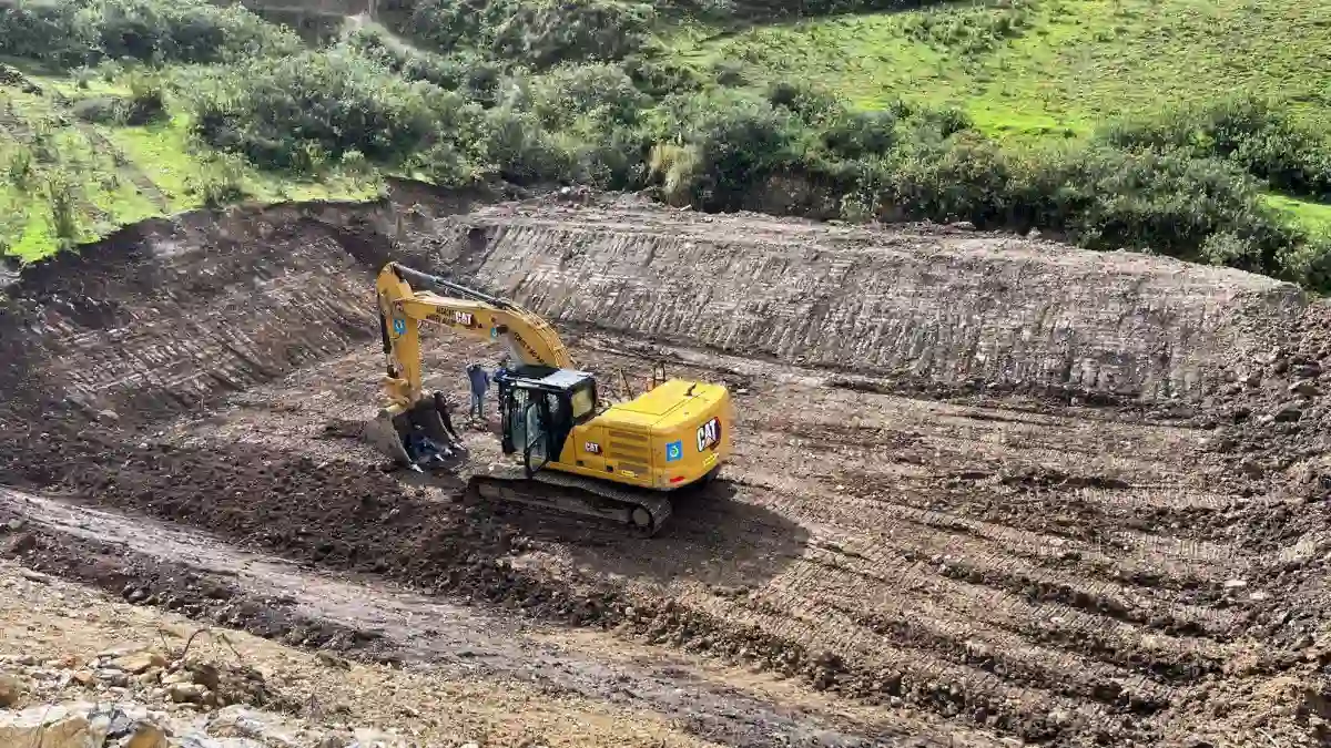 Maquinaria pesada excava el reservorio Muchugran en Conchucos, Pallasca, como parte del proyecto financiado por Foncodes
