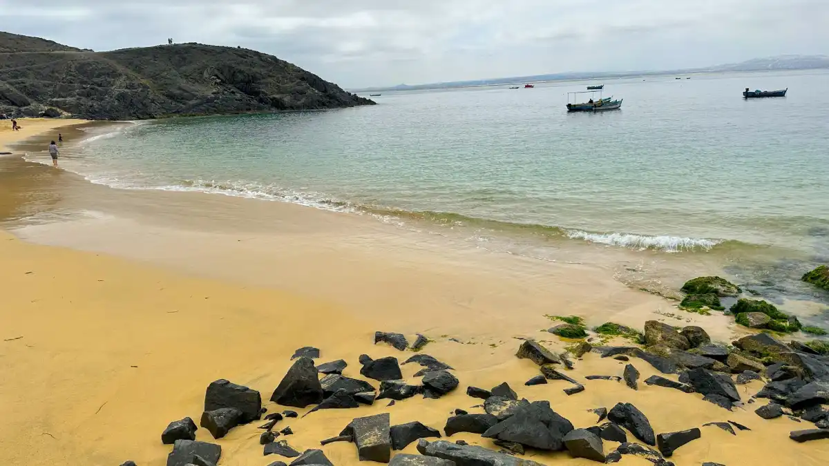 Vista de la playa Caleta Colorada en la bahía El Ferrol, Nuevo Chimbote, durante recorrido hacia Las Loberas