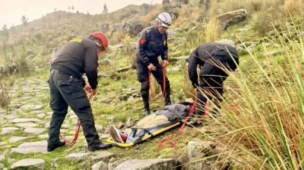 Rescate de turistas en Huaraz realizado por la Policía Nacional en la laguna Radián, Áncash.