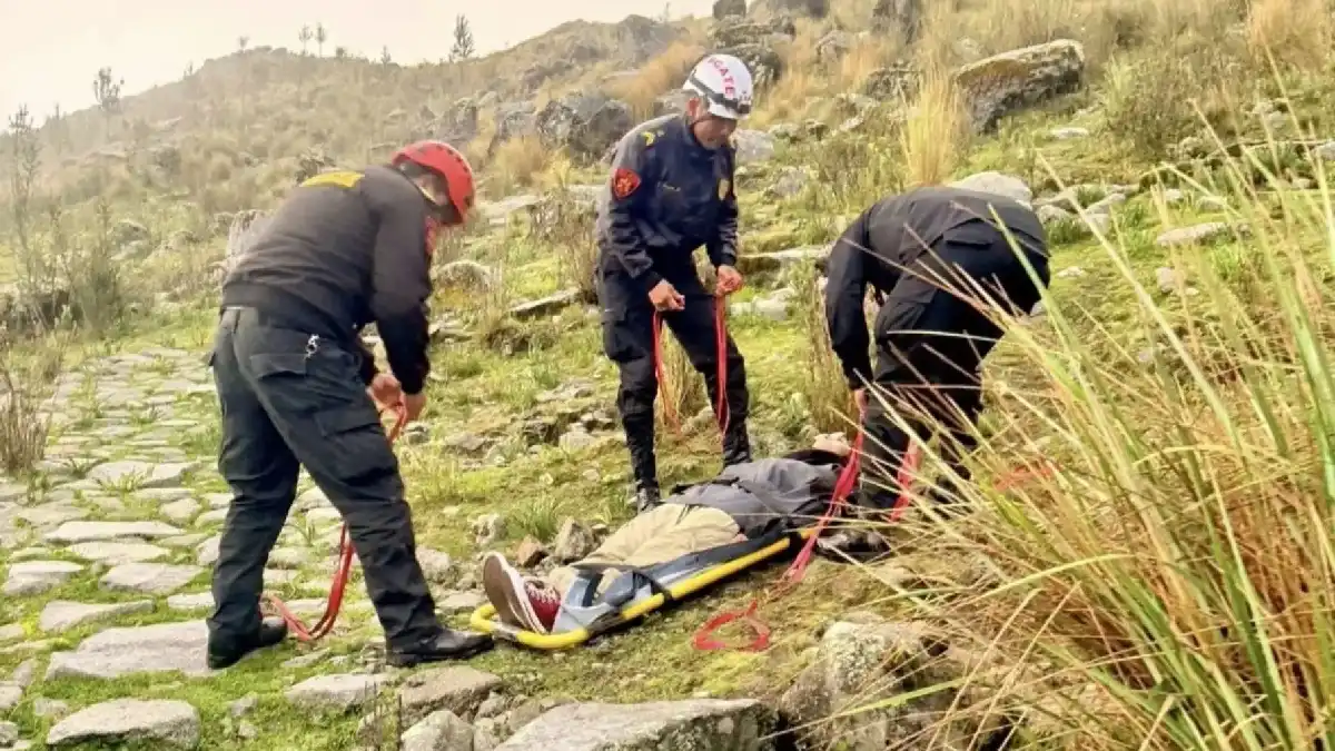 Rescate de turistas en Huaraz realizado por la Policía Nacional en la laguna Radián, Áncash.