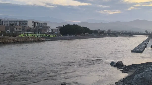 Crecida del río Huarmey por lluvias intensas provoca daños en vías y riesgo de desborde en Áncash