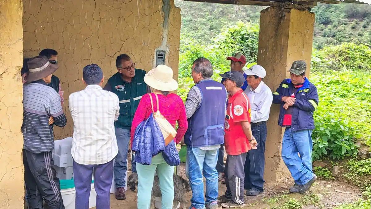 Funcionario de SENASA entrega insecticidas y explica control de la mosca de la fruta a agricultores en Huarmey