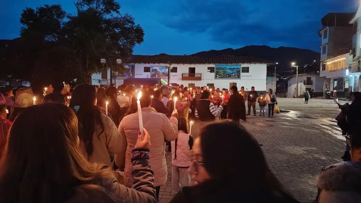 Pobladores de San Luis realizan vigilia con velas por la desaparición de Marleni Rucana en Áncash.