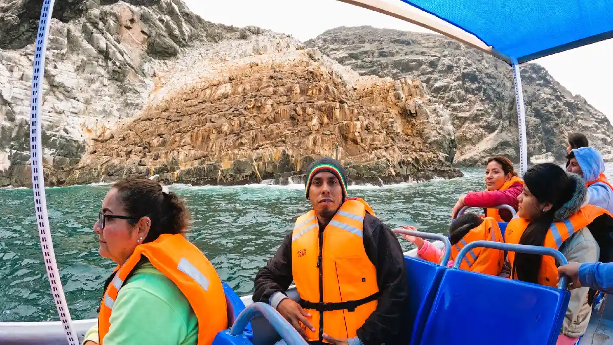Visitantes navegan en embarcación cerca de Las Loberas de Nuevo Chimbote durante recorrido turístico marino