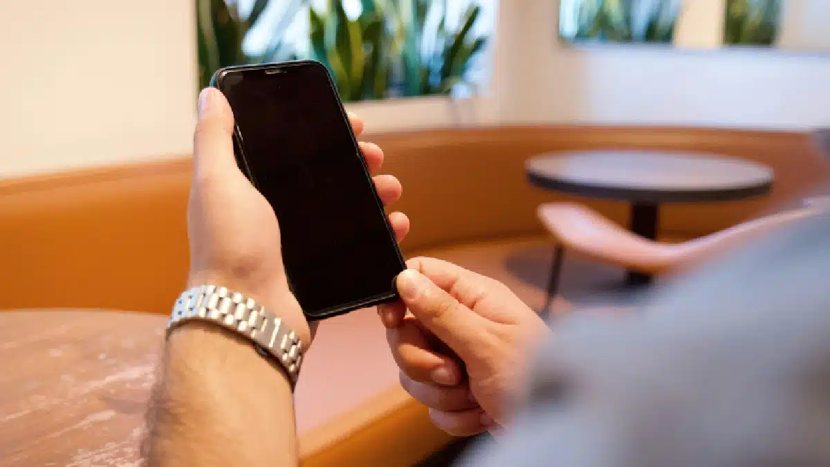 Uso de celulares modernos para procesos de transformación digital en ciudades de Perú.