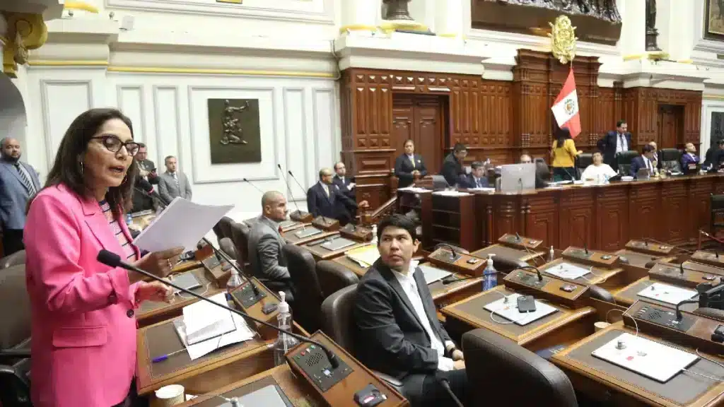 Trabajadores peruanos frente al Congreso tras la aprobación de beneficios laborales CAS.