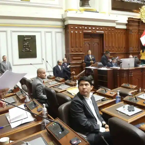 Trabajadores peruanos frente al Congreso tras la aprobación de beneficios laborales CAS.