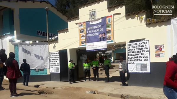 Ciudadanos en Áncash listos para votar en las elecciones bicamerales 2026 frente a un local de votación