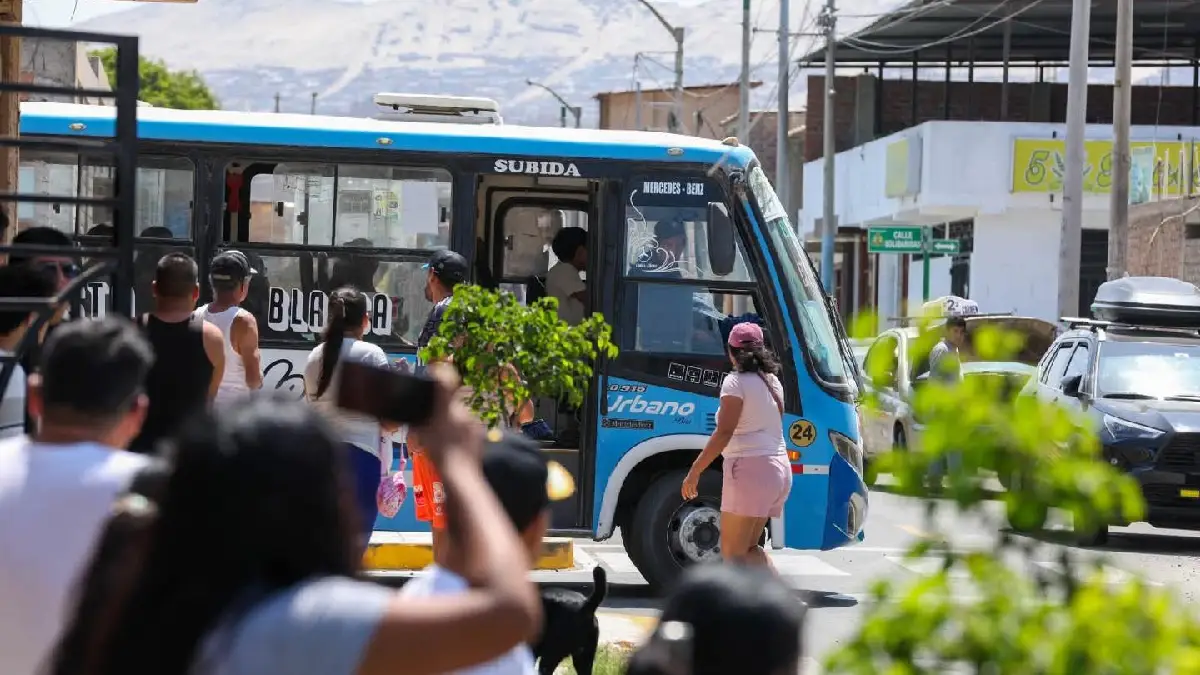 Unidad de la empresa Costa Blanca de Chimbote involucrada en sanciones por transporte.