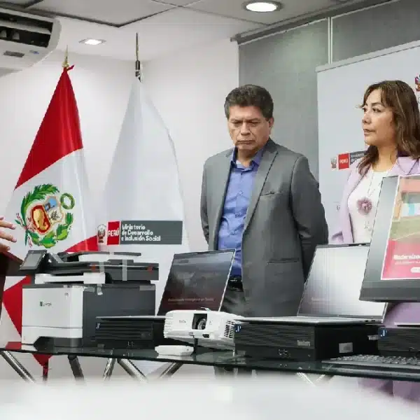 Entrega de equipos informáticos para Tambos del Midis en la región Áncash para reducir la brecha digital rural.