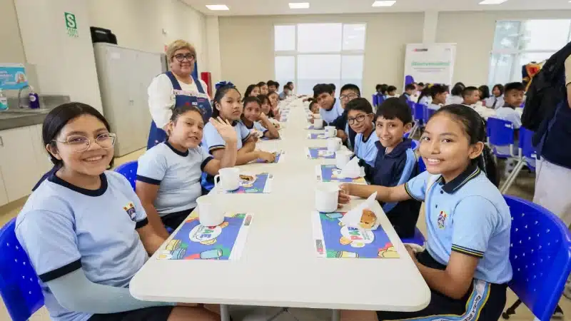 Estudiantes de un colegio público consumiendo desayunos nutritivos del programa PAE para asegurar la calidad de la alimentación escolar.