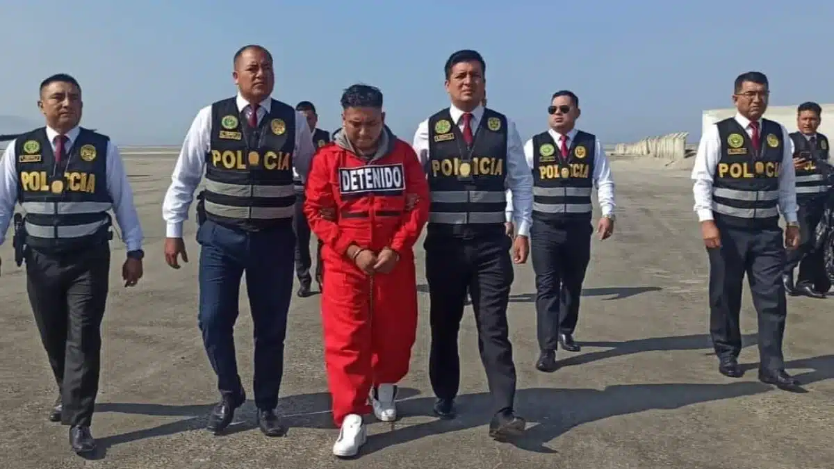 Maicol Deyvi Liñán Arroyo con uniforme de preso y esposado durante su expulsión de Bolivia tras ser sentenciado a cadena perpetua en Chimbote.