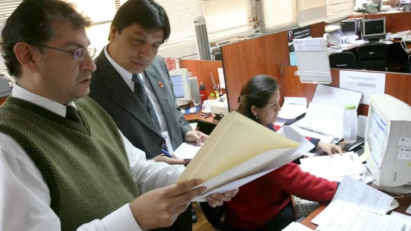 Trabajadores CAS en Perú tras promulgación de la Ley 32563 sobre gratificaciones y CTS