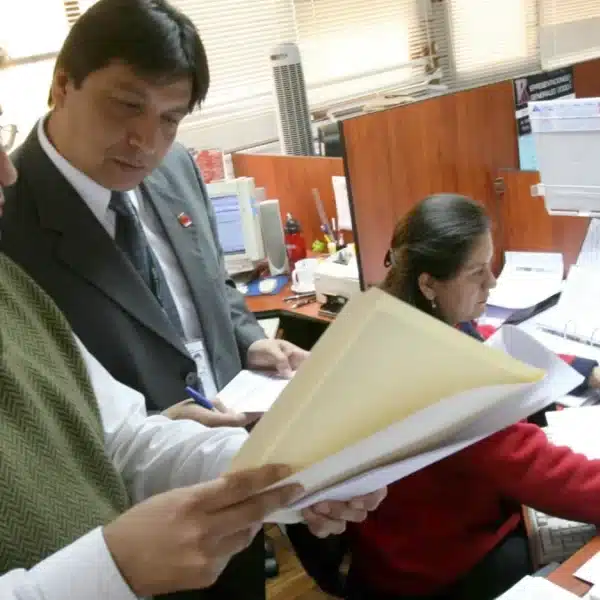 Trabajadores CAS en Perú tras promulgación de la Ley 32563 sobre gratificaciones y CTS