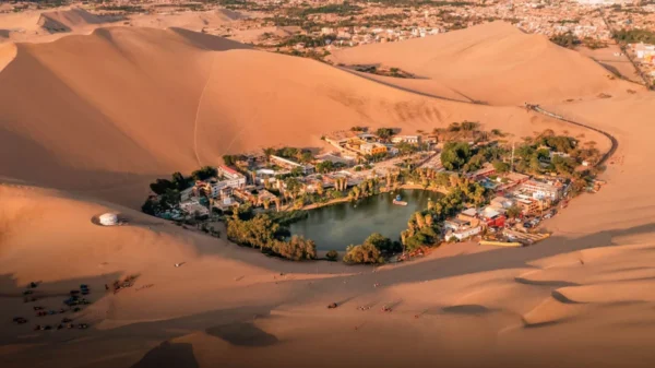 Vista panorámica de Huacachina, el oasis natural de Ica reconocido entre los más espectaculares del mundo.