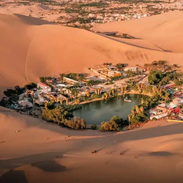 Vista panorámica de Huacachina, el oasis natural de Ica reconocido entre los más espectaculares del mundo.