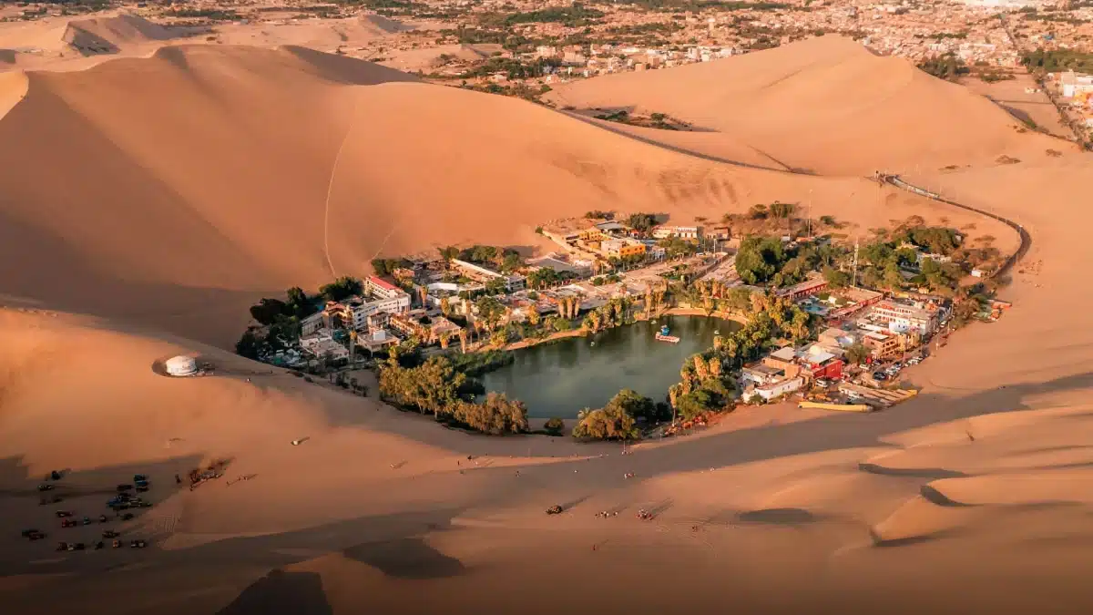 Vista panorámica de Huacachina, el oasis natural de Ica reconocido entre los más espectaculares del mundo.