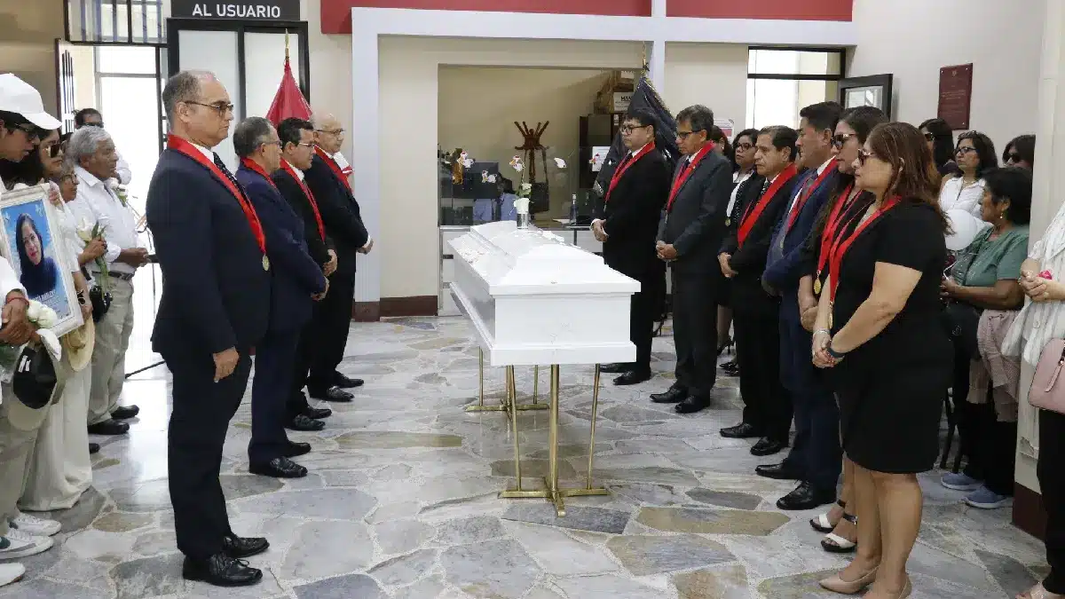 Jueces de la Corte Superior de Justicia del Santa realizan guardia de honor ante el féretro de la jueza María Meléndez Amador en Chimbote.