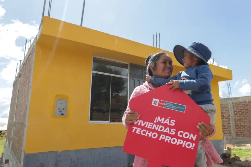 Madre e hijo celebran en su terreno la oportunidad de construir con el Programa Techo Propio 2026 en Áncash.