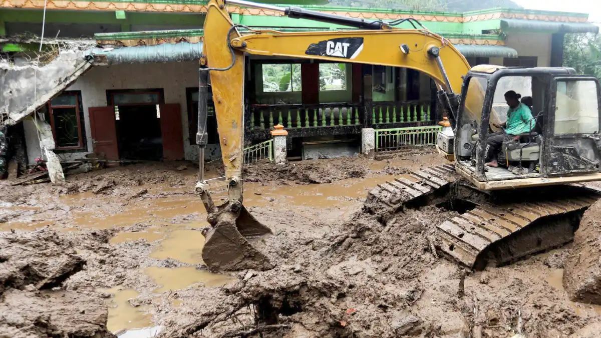 Maquinaria pesada limpia vías afectadas por lluvias en Áncash con combustible para emergencias viales