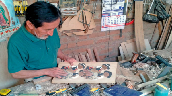 Víctor Hugo Montañez trabajando madera en el Mes del Artesano en Carhuaz