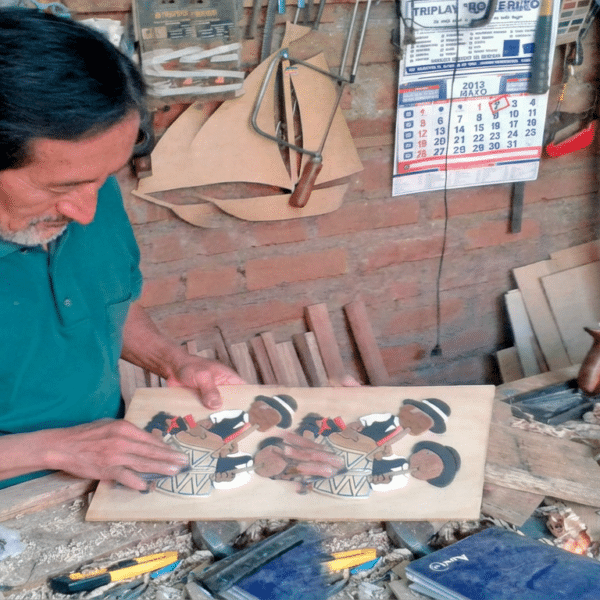 Víctor Hugo Montañez trabajando madera en el Mes del Artesano en Carhuaz