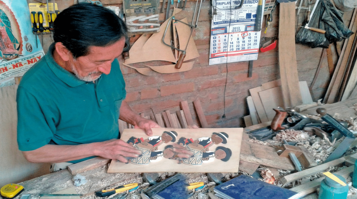 Víctor Hugo Montañez trabajando madera en el Mes del Artesano en Carhuaz