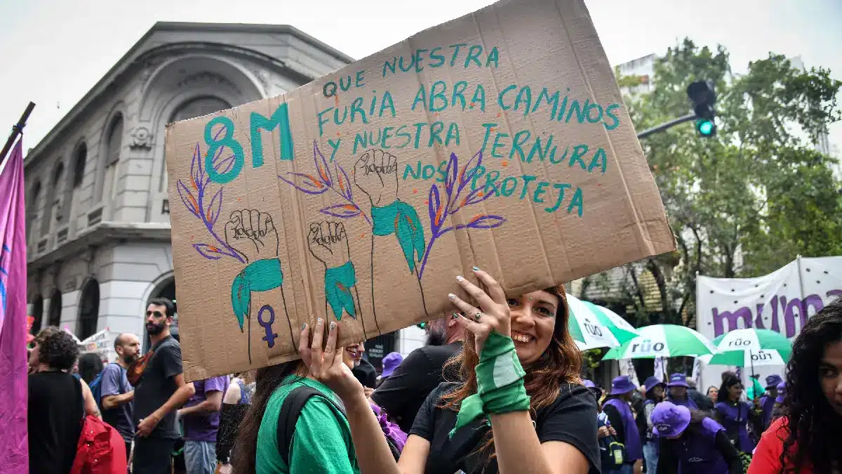 Grupo de mujeres con pancartas durante movilización por el Día Internacional de la Mujer el 8 de marzo
