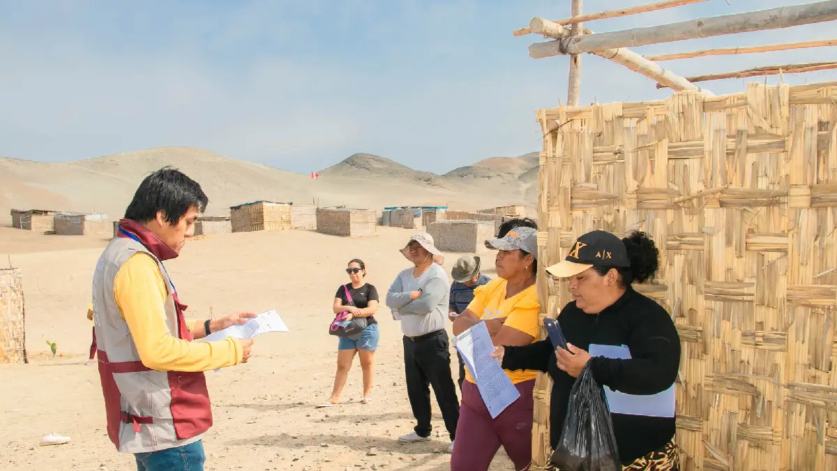 Funcionarios de la Municipalidad de Huarmey notifican el retiro pacífico en el Sitio Arqueológico Los Gavilanes, Áncash.