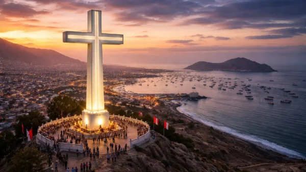 Vista panorámica de la nueva Cruz del Cerro de la Juventud en Chimbote, Áncash, erigida en homenaje a la misionera Nadia de Munari.