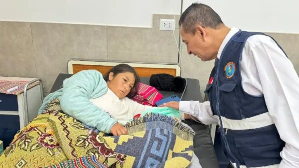 Madre recuperada tras parto en calle de Áncash junto a su bebé y el director de Diresa en el Hospital de Huari.