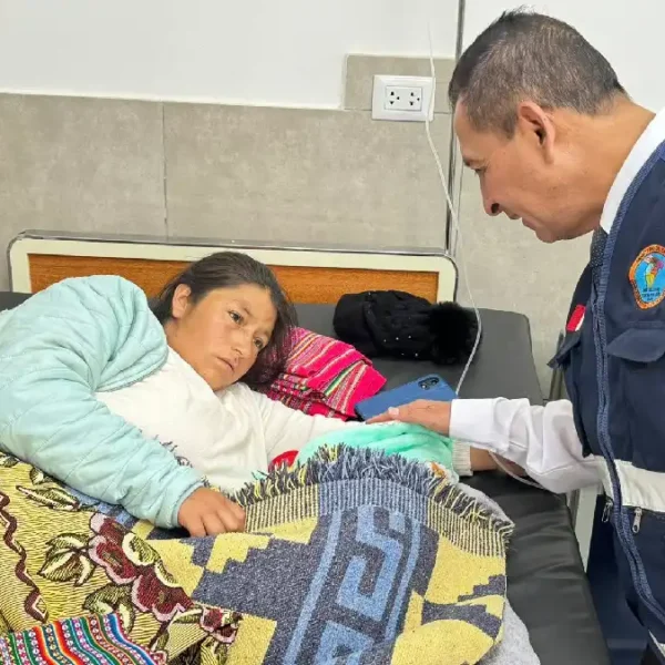 Madre recuperada tras parto en calle de Áncash junto a su bebé y el director de Diresa en el Hospital de Huari.