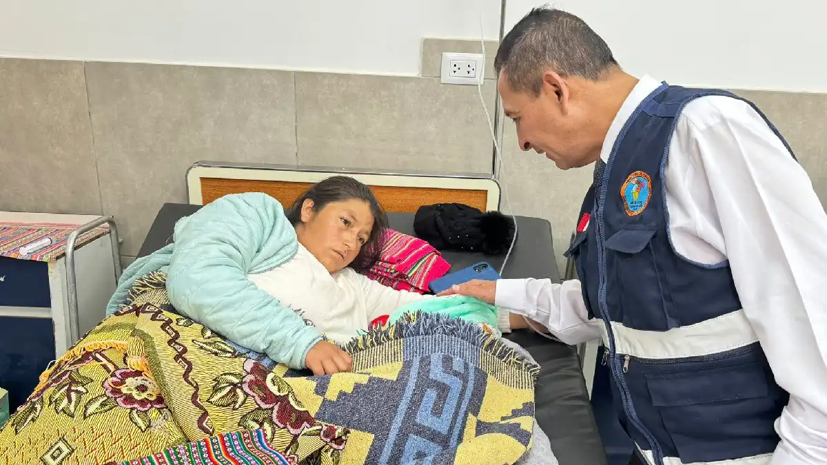 Madre recuperada tras parto en calle de Áncash junto a su bebé y el director de Diresa en el Hospital de Huari.