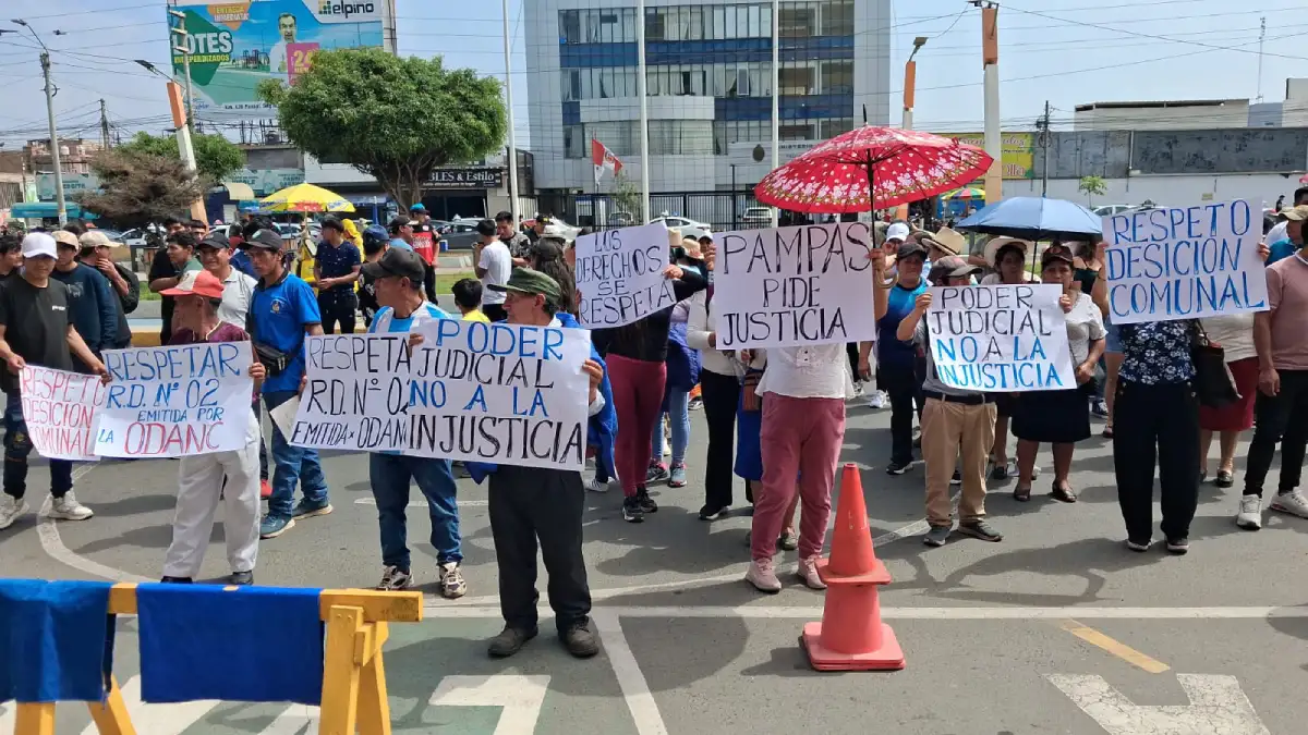 Comuneros de Pampas protestan frente a la Corte Superior del Santa en Chimbote, Áncash