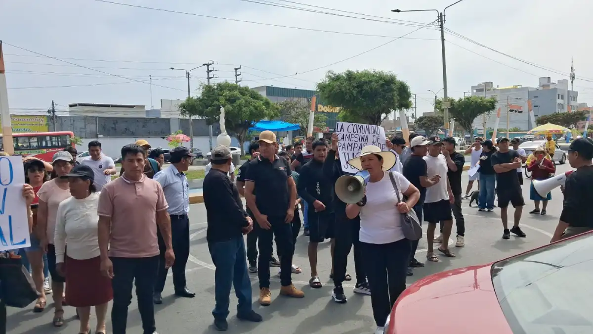 Comuneros de Pampas protestan frente a la sede del Poder Judicial en Chimbote, Áncash, contra juez de paz suspendido.